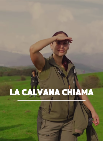 Cover del reel La Calvana chiama: una volontaria con la giacca ASSC sul territorio